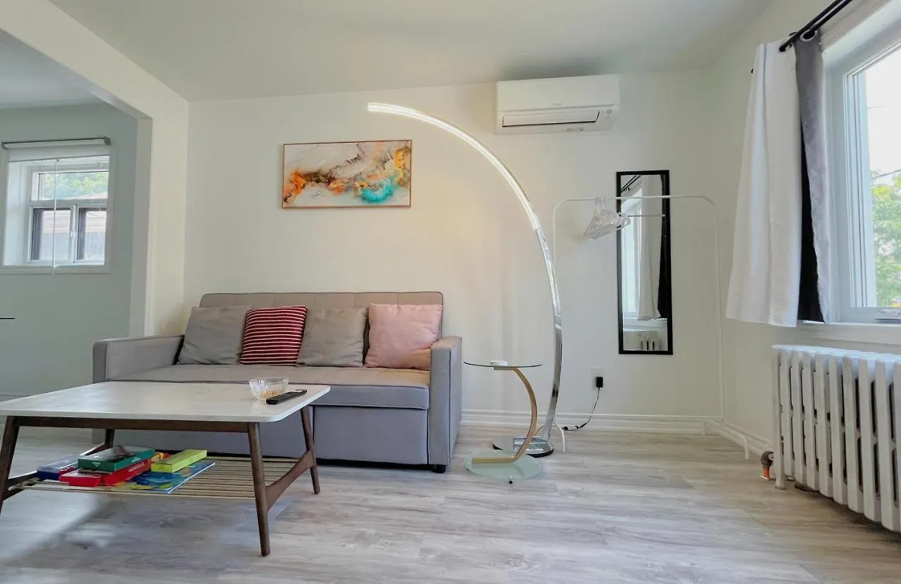 Guest house 2B With Parking, 10Km To Toronto Downtown Hotel Canada