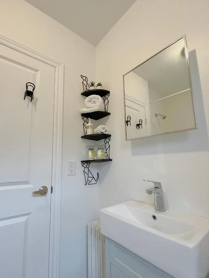2B With Parking, 10Km To Toronto Downtown Hotel Guest house